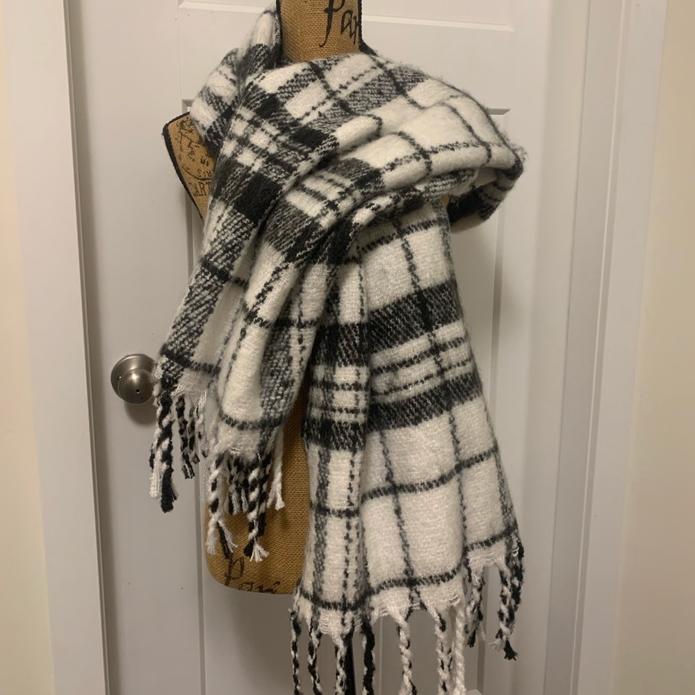 Noelle Thick Winter Blanket Scarf 🧣 B&W Plaid - Picture 2 of 8